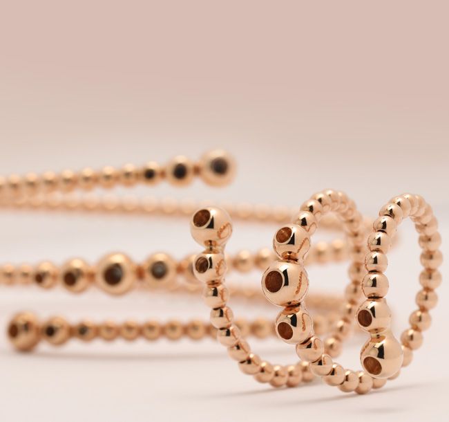 Auf dem Weg zum Klassiker: Kugelarmbänder und -ringe
